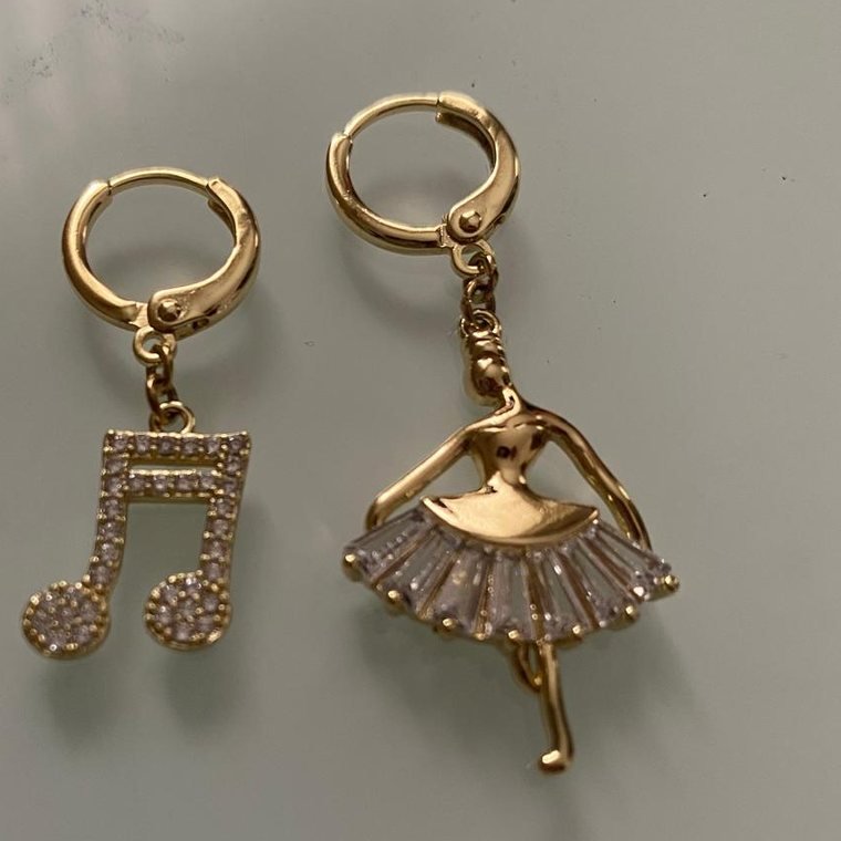 Ballerine Helix Single — gold plated single cartilage hoop with ballerina charm